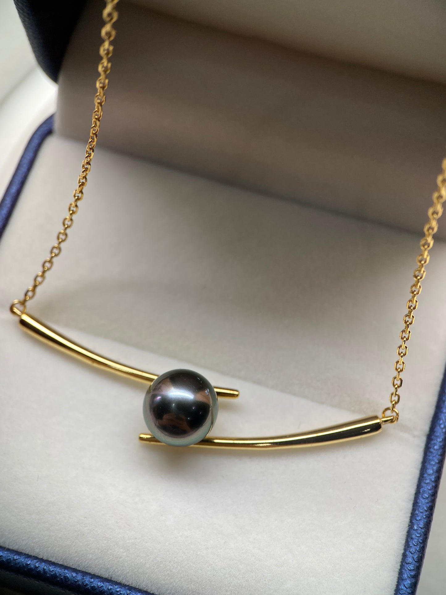 Elegant Tahitian Peacock Green Seawater Pearl Necklace 9.8 mm